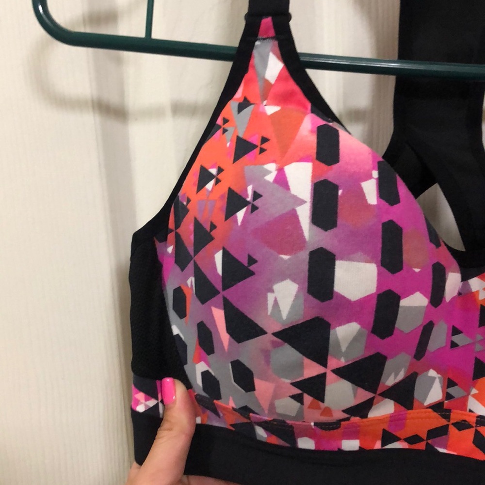 Victoria’s Secret sports bra. Size:32D